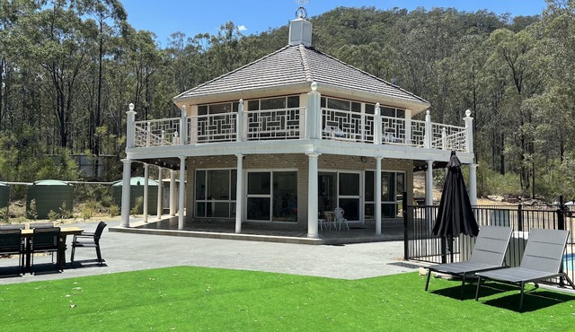 Stunning 'Chapel' in the bush with pool, pet friendly in Saint Albans