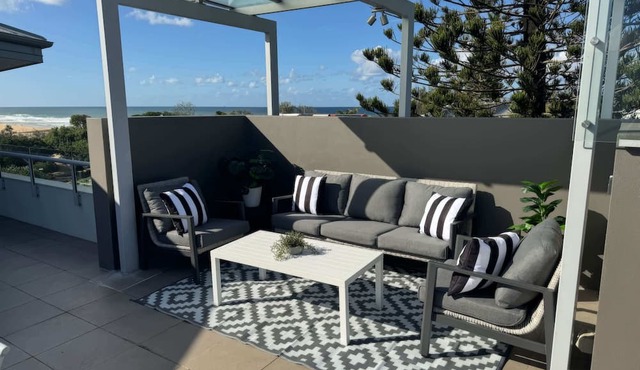 Amazing Currimundi Lakefront Ocean Penthouse in Currimundi