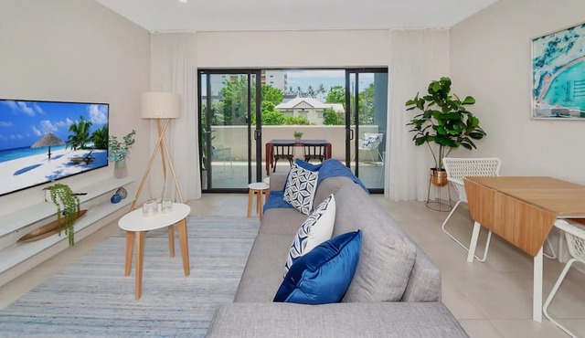 Coastal 2-Bed with Parking & Pool by the Ocean in Cairns North