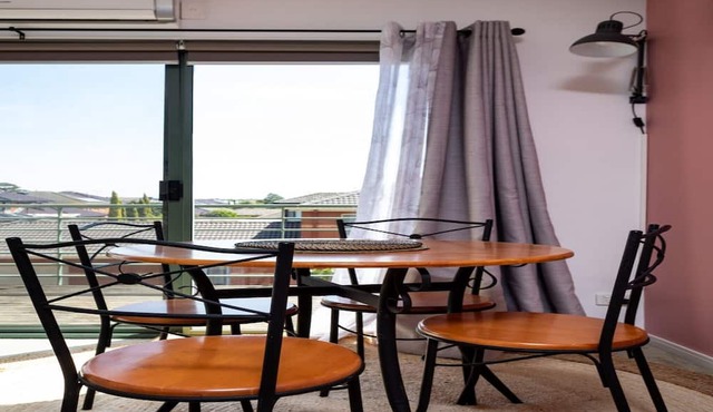 Snug 2-bed Townhouse Near Bustling Shops in Maribyrnong