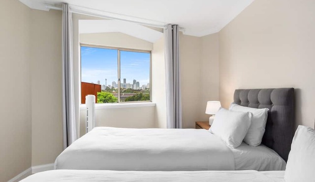 Stylish 2-Bed Camperdown Apartment with Balcony