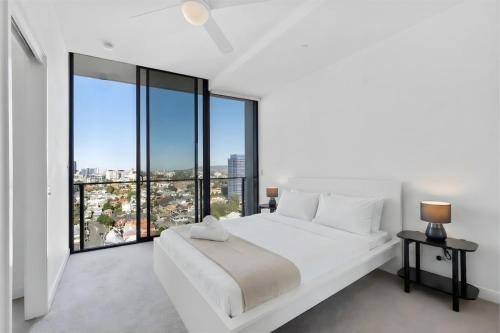 Penthouse Sleeps 8 - CBD Views - Resort Pools- Games - Baby Stay in Brisbane