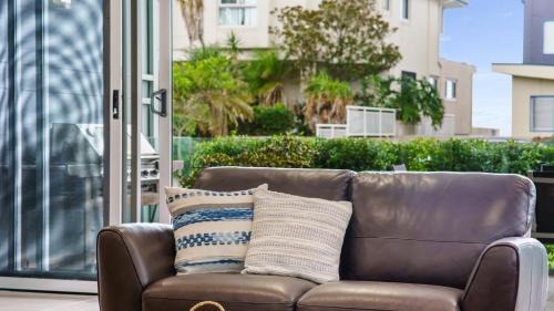 Blue Bay Luxe 3br Coastal Retreat W Ocean Glimpses in Blue Bay