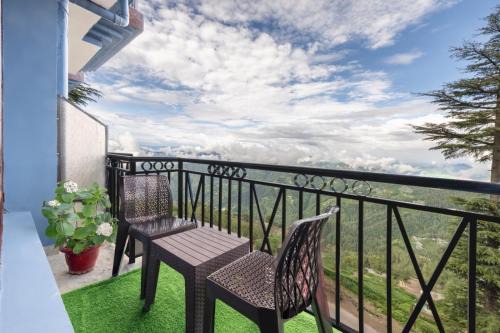 The Prakriti Inn & Suites l Family Events I Pure veg l Sky Bonfire l Lift l Power Backup l Free Parking l Kufri By Exotic Stays in Kūfrī