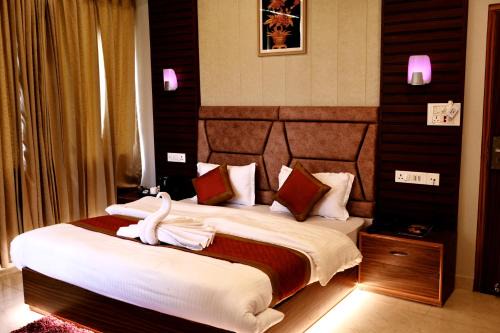 R Narayan pleasant Inn hotel in Gupta Kāshi