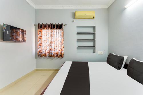 Hotel O Eswar Residency Saligramam in Chennai