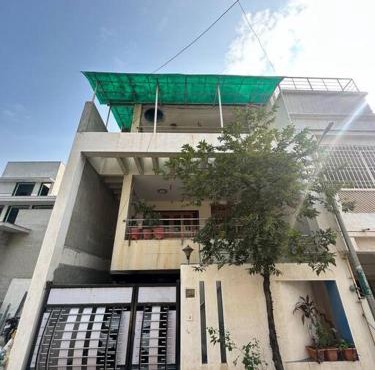 Central 3BHK fully furnished house with bath tub.